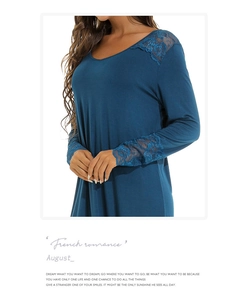 Détails de dentelle délicate sur l'épaule et la manche d'une chemise de nuit bleu pétrole