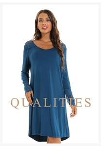 Détail de dentelle délicate sur l'épaule et les manches de la chemise de nuit bleue