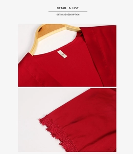 Vue détaillée du peignoir en soie rouge avec dentelle fine et étiquette taille M