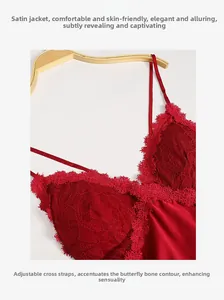 Détail de nuisette en satin rouge avec bretelles croisées et bordure en dentelle