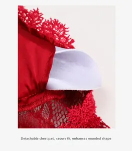 Détail du pyjama en satin rouge montrant les coussinets de poitrine amovibles et la dentelle