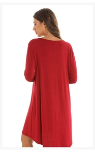 Vue arrière d'une chemise de nuit rouge à manches longues pour femme, coupe décontractée