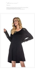 Détail de dentelle florale sur les épaules et poignets de la chemise de nuit noire