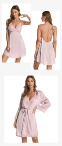 Détails de l'ensemble nuisette et peignoir en satin rose avec finitions en dentelle