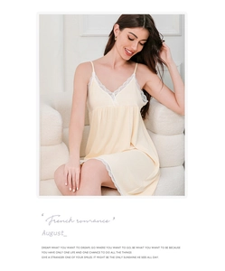 Détail de la bordure en dentelle blanche sur le col en V de la chemise de nuit en coton beige