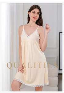 Détail de l'encolure en V dentelle et texture en coton côtelé sur la chemise de nuit crème