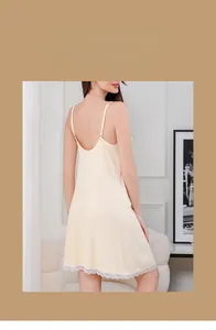 Détail de la nuisette abricot montrant la bordure en dentelle et le coton côtelé doux