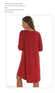 Vue arrière d'une chemise de nuit en coton bordeaux à manches longues et coupe ample