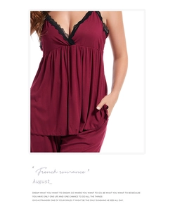 Détail d'un pyjama bordeaux en modal avec dentelle noire et décolleté en V