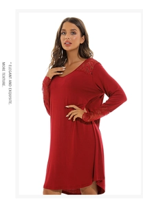 Détail de chemise de nuit rouge en tricot avec dentelle au col en V et aux épaules