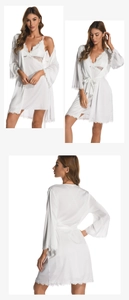 Vues détaillées de l'ensemble nuisette et peignoir en satin de soie blanc avec dentelle