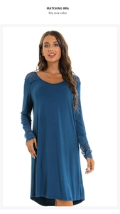 Détail d'une chemise de nuit en coton bleu foncé avec dentelle sur les épaules et poignets