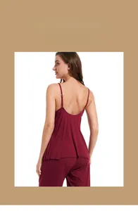 Détail d'un ensemble de nuit en modal rouge foncé avec fines bretelles et design du dos