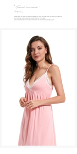 Gros plan détaillé de la nuisette rose en coton avec dentelle blanche et col en V