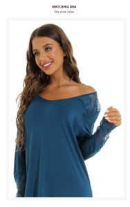 Détail de la chemise de nuit en tricot bleu sarcelle avec dentelle fleurie aux épaules