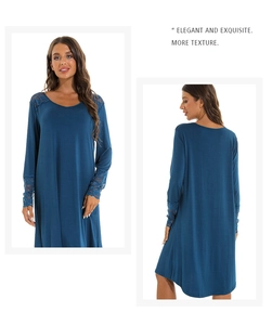 Vue détaillée de la chemise de nuit en coton bleu paon avec dentelle sur les manches