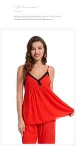 Détail d'un pyjama en modal rouge avec dentelle noire élégante sur le décolleté en V du haut