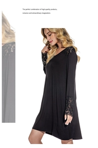 Détail d'une chemise de nuit noire à manches longues avec dentelle délicate sur l'épaule