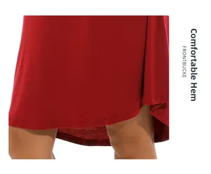Vue détaillée de l'ourlet confortable d'une chemise de nuit rouge en coton tricoté