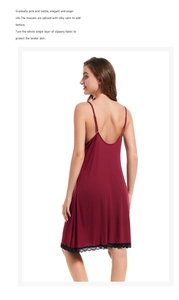 Détail de la nuisette bordeaux montrant l'ourlet en dentelle noire et le satin