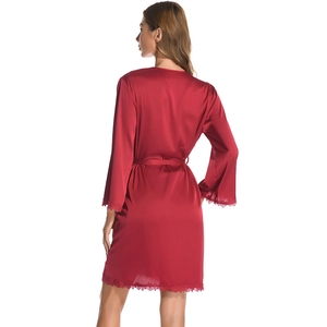 Peignoir élégant en soie rouge foncé pour femme avec dentelle de luxe et ceinture taille