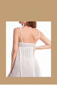Détail d'une nuisette en mesh blanc avec dentelle au dos et fines bretelles