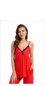 Détail du haut de pyjama en modal rouge avec décolleté en V profond et bordure en dentelle noire
