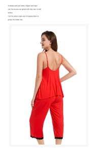 Détail d'ensemble rouge soyeux avec caraco dos en U et dentelle sur le pantalon