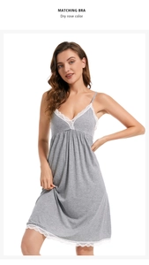Détail de chemise de nuit en coton côtelé avec dentelle blanche et col en V à fronces