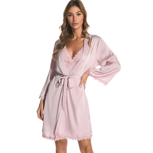Ensemble pyjama élégant en satin rose avec peignoir bordé de dentelle et nuisette femme