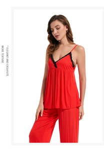 Détail d'un pyjama en modal rouge avec dentelle noire et caraco à col en V