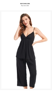 Détail d'un pyjama en modal noir avec dentelle délicate sur le caraco et le pantalon