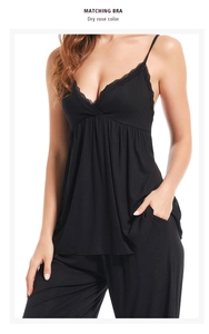 Détail de l'ensemble pyjama en modal noir avec col en V en dentelle et pantalon assorti