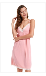 Détail d'une chemise de nuit rose en coton côtelé avec dentelle blanche et col en V