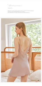 Dettaglio del pizzo elegante sulla schiena a V profonda di una camicia da notte in raso