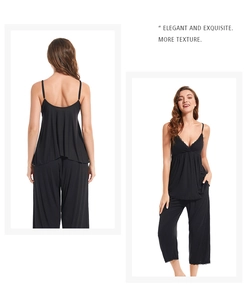 Détails d'un pyjama en modal noir avec bordures en dentelle sur le caraco et le pantalon