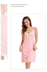 Détail d'une nuisette en coton rose avec dentelle blanche sur le décolleté et le bas