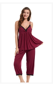 Détail d'un pyjama en modal bordeaux avec bordure en dentelle col V et pantalon large 7/8