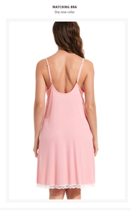 Détail du dos de la robe en coton côtelé rose séché avec bordure en dentelle fine