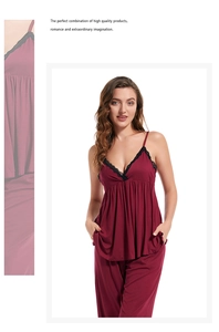 Détail de pyjama modal bordeaux avec dentelle au décolleté en V et poches latérales pratiques