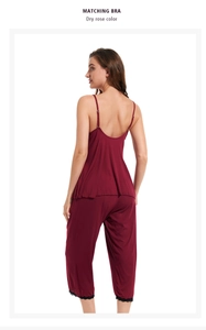 Détail du pyjama rose séché avec bordure en dentelle noire sur le pantalon court