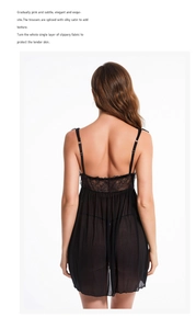 Détails des bretelles réglables et dentelle florale sur une nuisette noire en résille