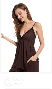 Vue détaillée du caraco en modal marron avec dentelle noire et décolleté en V plissé
