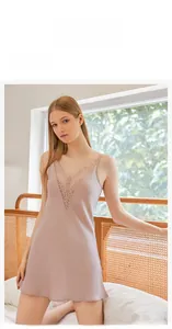 Dettaglio di camicia da notte in raso con pizzo delicato sullo scollo a V profondo