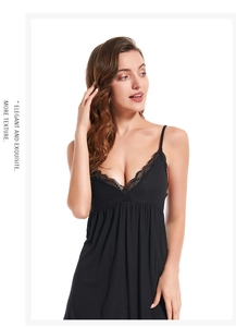 Détail du décolleté en V élégant avec dentelle de cils noire sur une nuisette côtelée