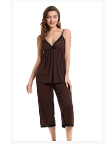 Détail du haut à col en V et du pantalon corsaire avec dentelle noire sur ce pyjama chic