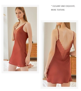 Dettagli della camicia da notte in raso rosso con finiture in pizzo e profonda schiena a V