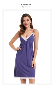 Vue détaillée d'une chemise de nuit en coton rose avec col en V et dentelle blanche