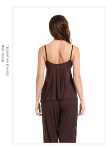 Vue arrière d'un ensemble pyjama femme en modal marron foncé avec caraco et pantalon