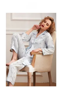 Set pigiama azzurro in seta di ghiaccio con stampa di gatti indossato da modella